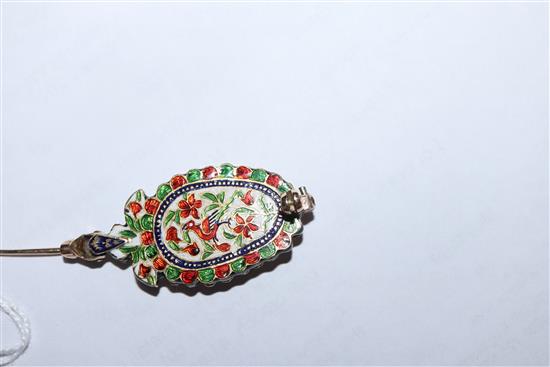An Indian yellow metal, carved emerald, enamel and rose cut diamond set shaped oval brooch, 41mm.